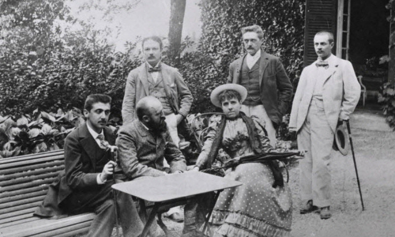 Marcel Proust z przyjaciółmi przed willą Clos des Mûriers w Trouville, 1890.
