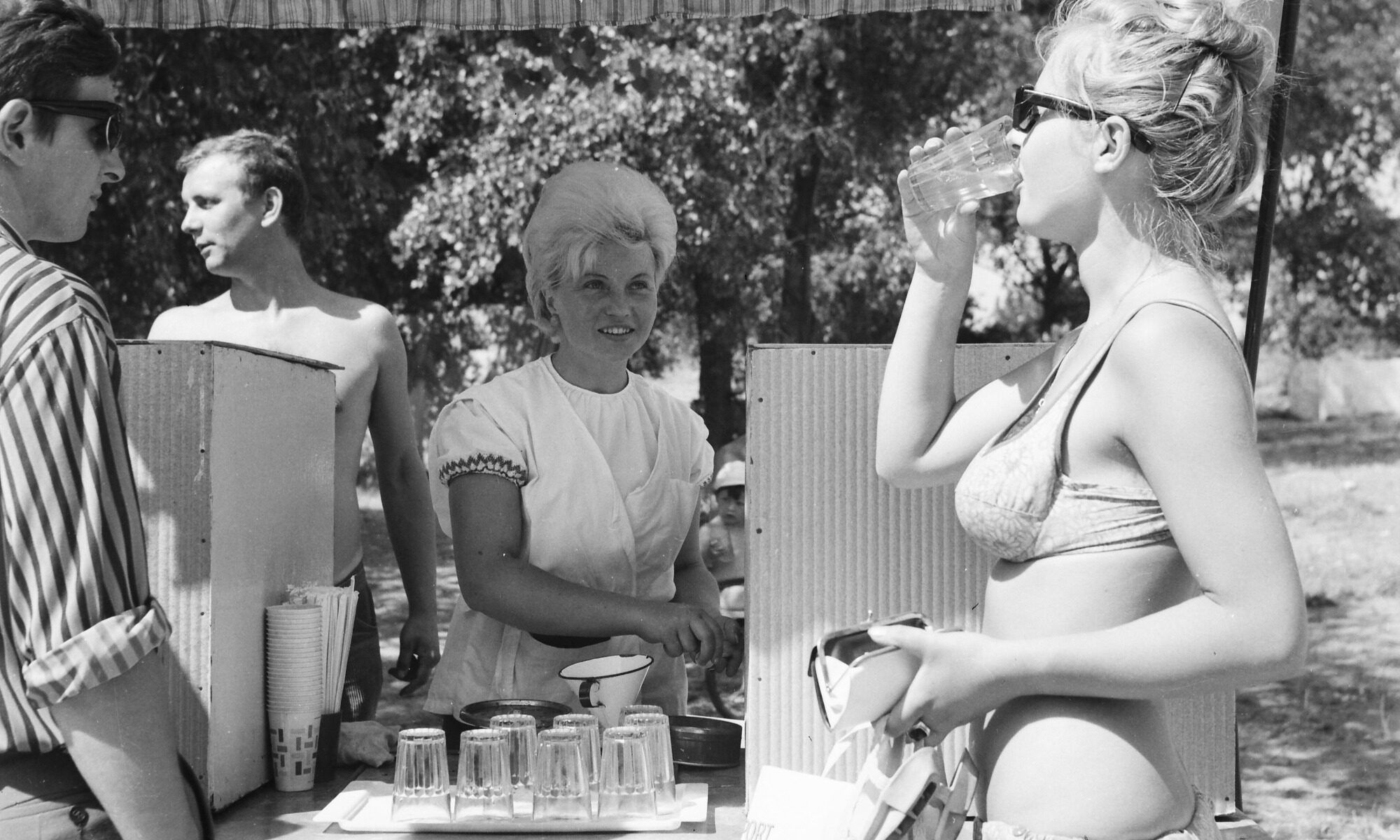 Vente de boissons gazéifiées sur une promenade, 1969.